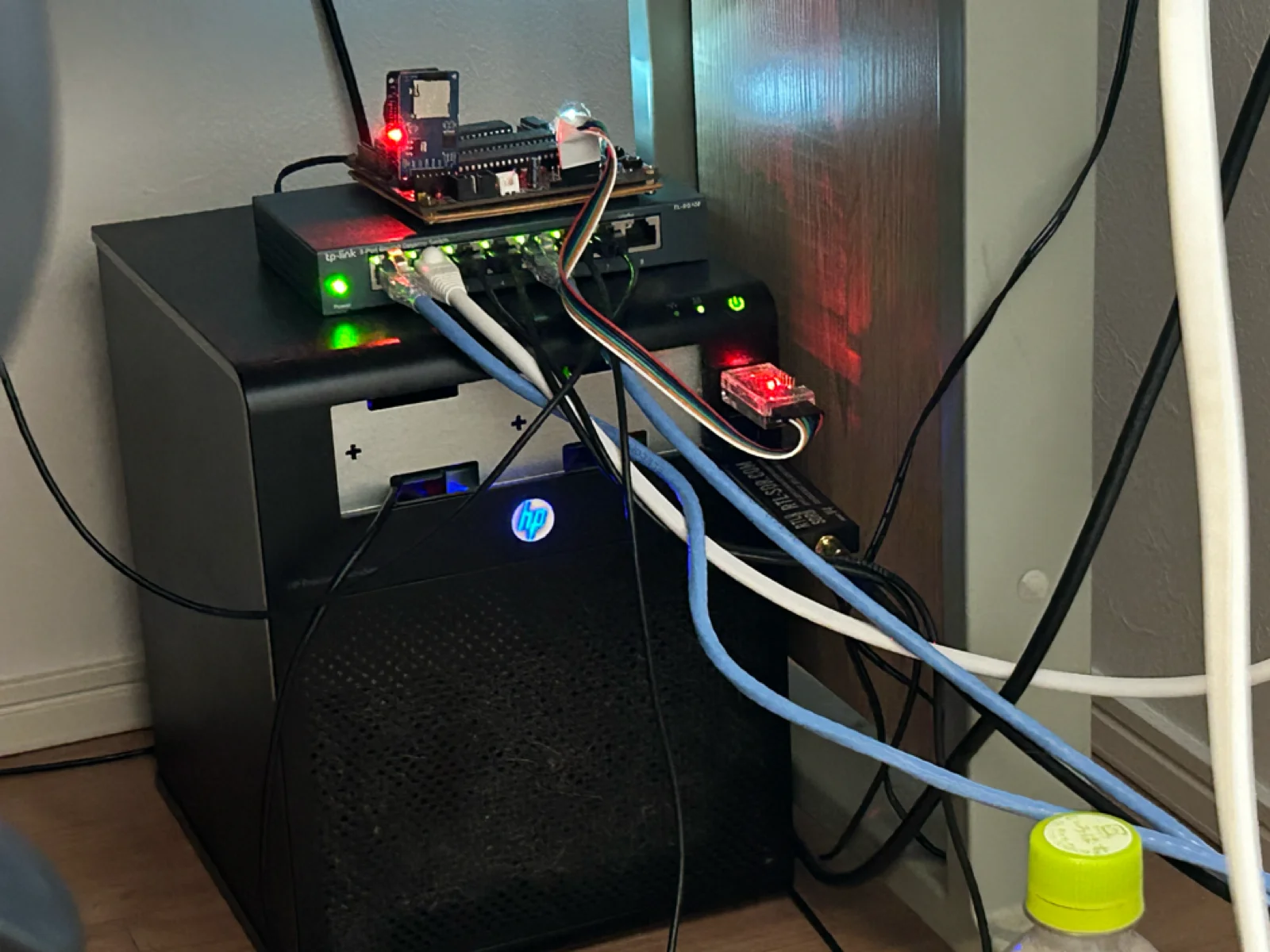 RTL-SDR v4が挿さった自宅サーバー