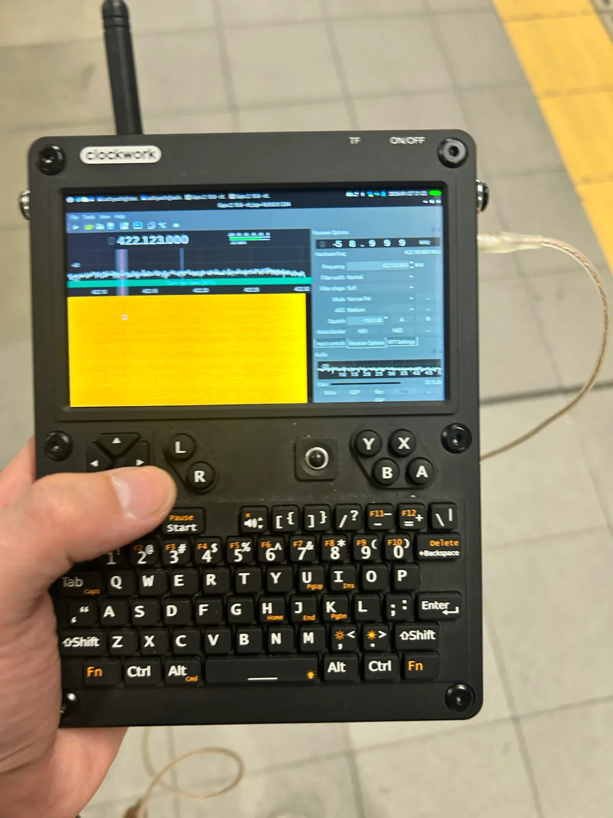 電車のホームでuConsoleから自宅のRTL-SDRに接続